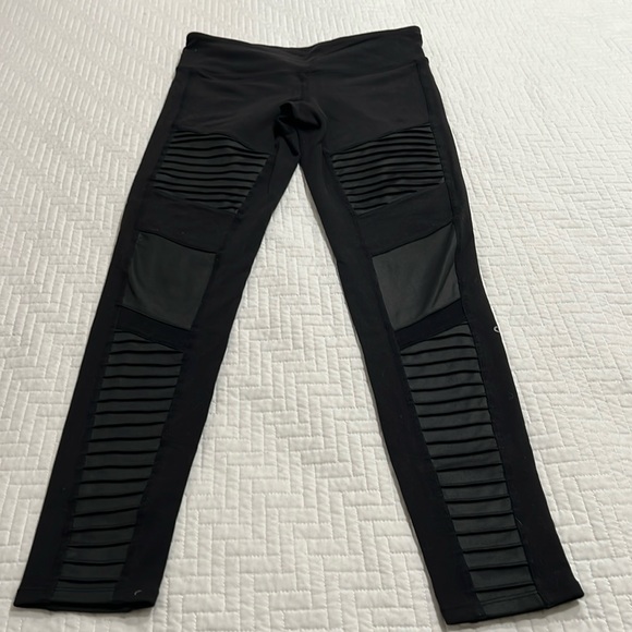 ALO Yoga Pants - Alo Moto Biker Leggings
Size Small